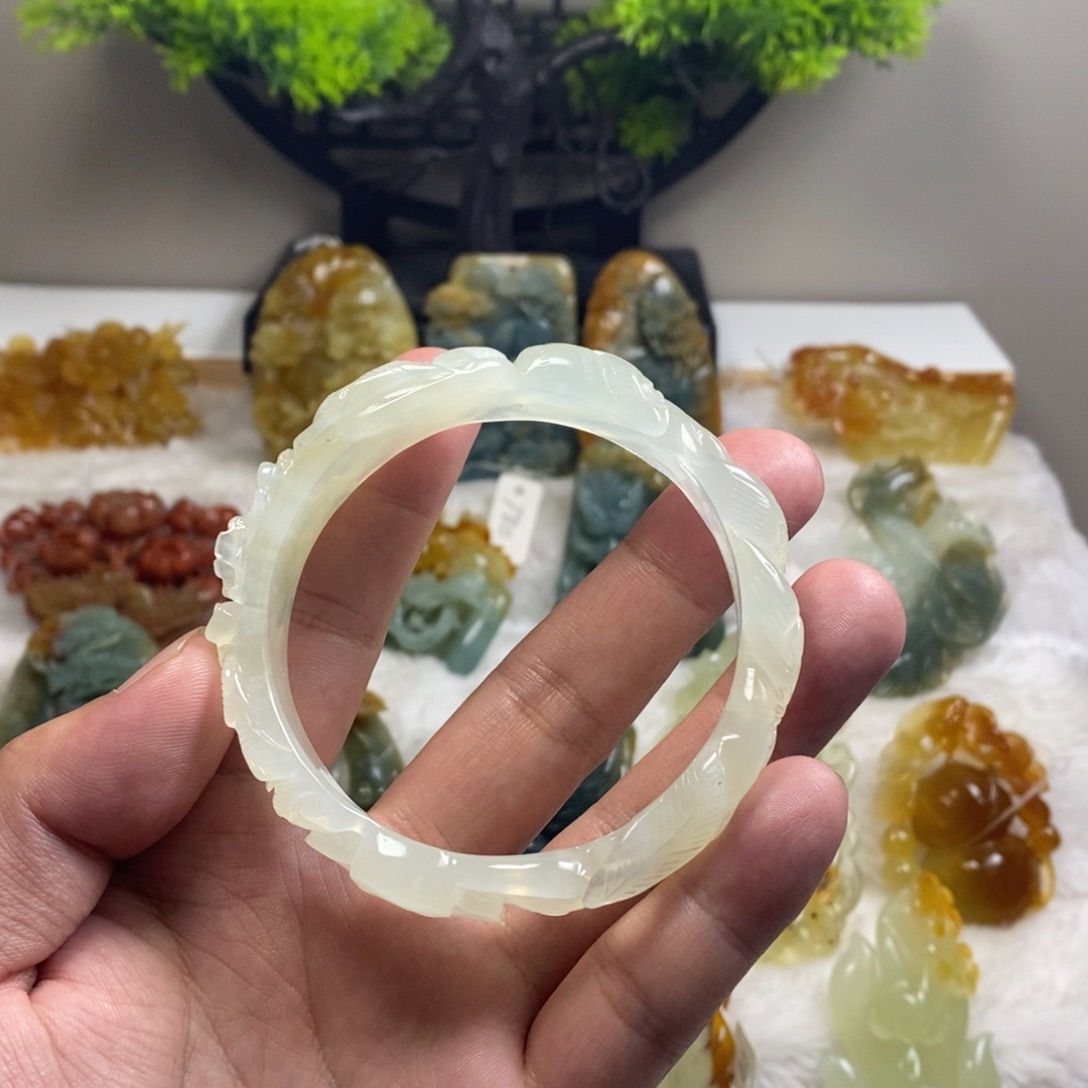 躺***r未镶嵌岫玉手镯未镶嵌岫玉雕花手镯