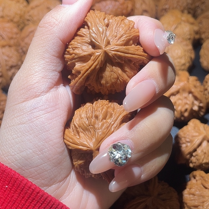 沐***游文玩核桃吊坠小妹三棱