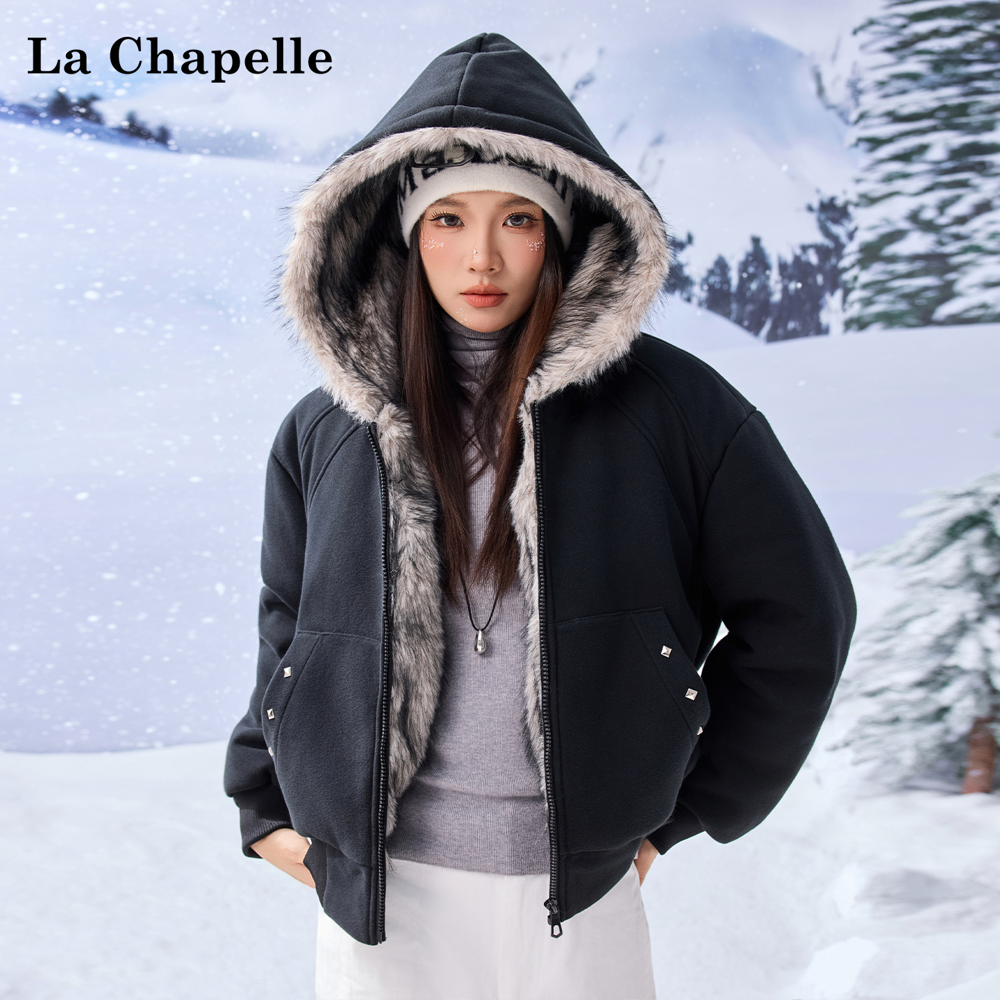 拉夏贝尔连帽加绒斜口袋羽绒服女毛毛拼接时髦短款外套冬季新款