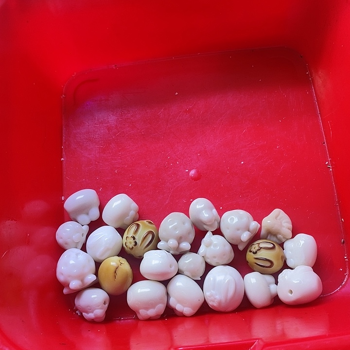 白玉菩提吊坠小瑕草莓兔兔三个