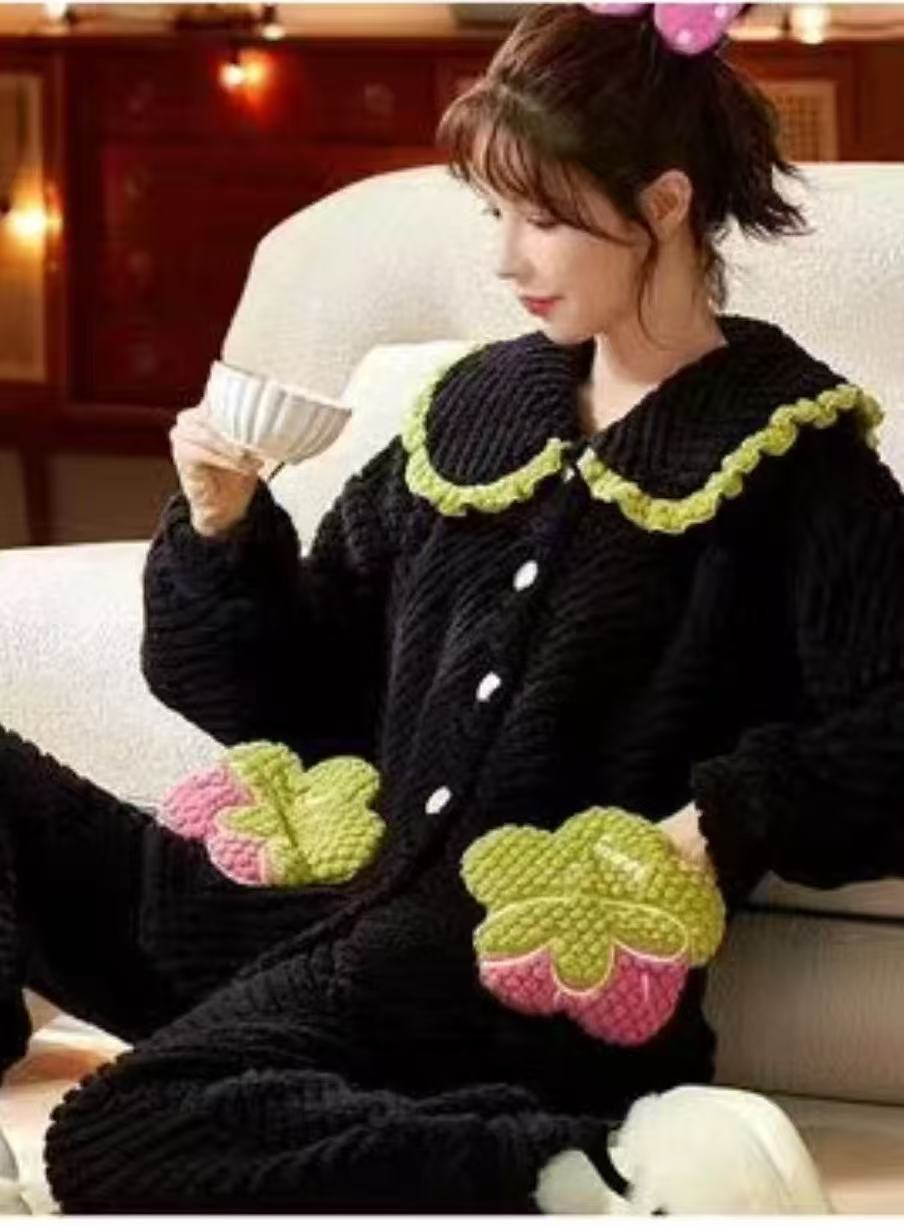 珊瑚绒睡衣冬款秋冬女冬季加绒加厚黑色草莓家居服套装