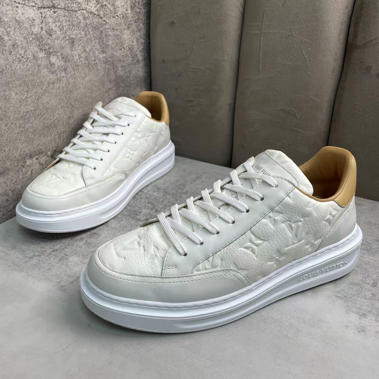 99新 LouisVuitton/路易威登 白色皮面浮雕老花时尚松糕鞋 42码