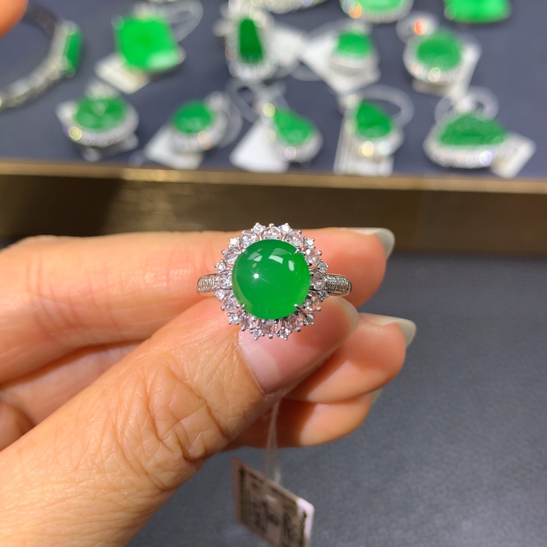 翡翠戒指18K金镶嵌翡翠