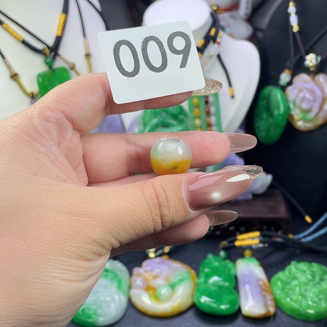 翡翠未镶嵌吊坠(赠链)