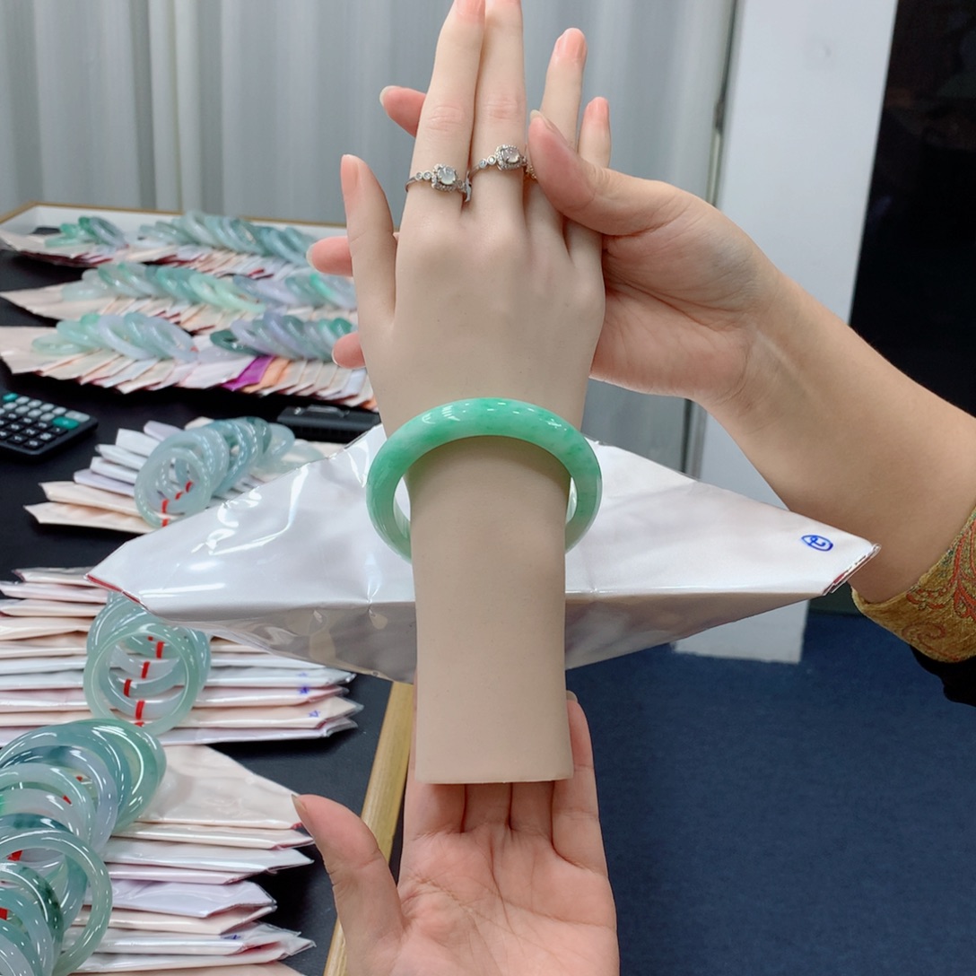 翡翠未镶嵌手镯48小时