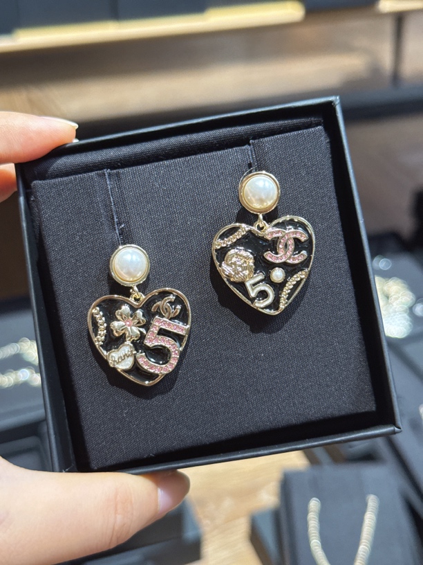 未使用 Chanel/香奈儿 vic折扣香奈儿爱心珐琅耳钉