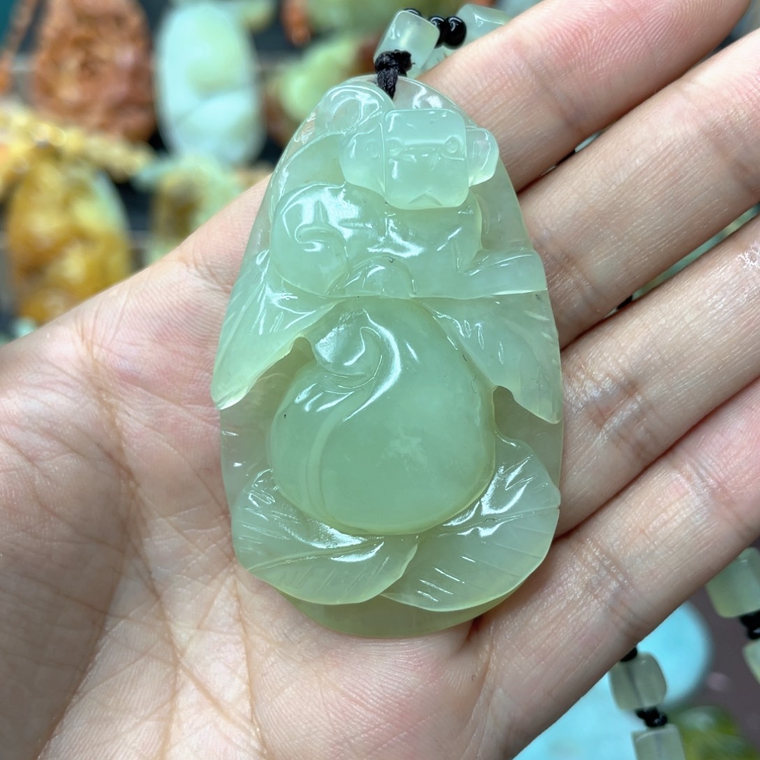 蛇纹石玉颈饰未镶嵌