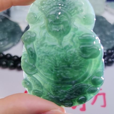 翡翠颈饰未镶嵌天然的A货翡翠