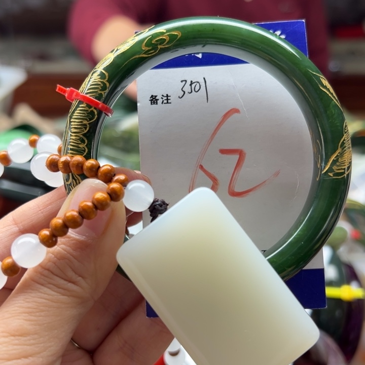 和田玉未镶嵌手镯