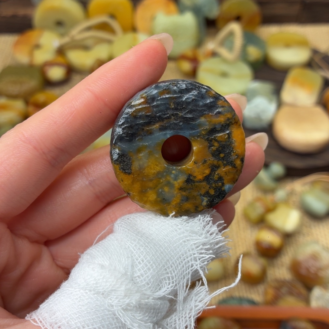 嘎****蛇纹石玉未镶嵌颈饰