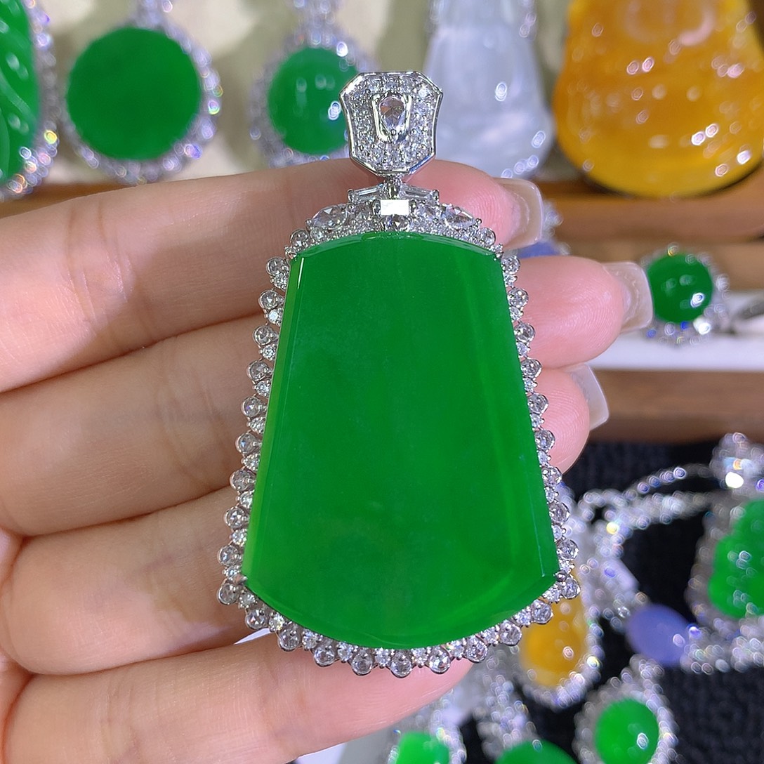 翡翠18K金镶嵌颈饰无事牌