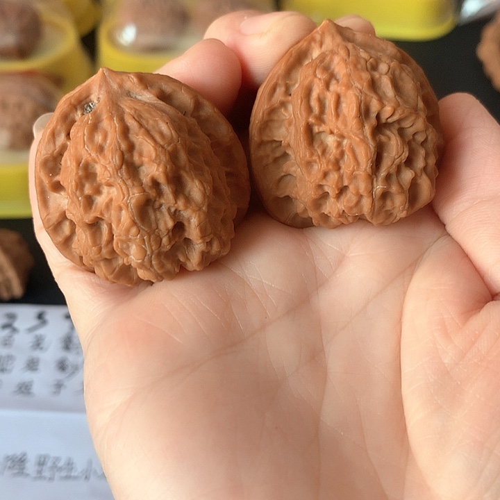 文玩核桃吊坠顺**然梨木台