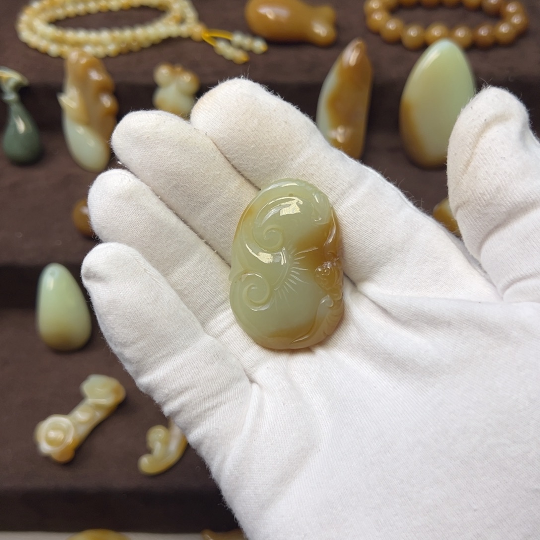 裴***裴和田玉（糖玉）未镶嵌颈饰