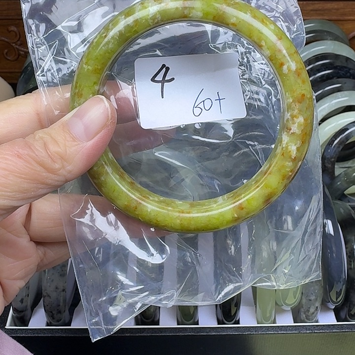 蛇纹石玉未镶嵌手镯攒****?