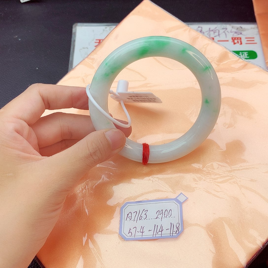 翡翠手镯未镶嵌翡翠