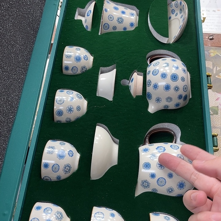 孤品茶具套装等。        