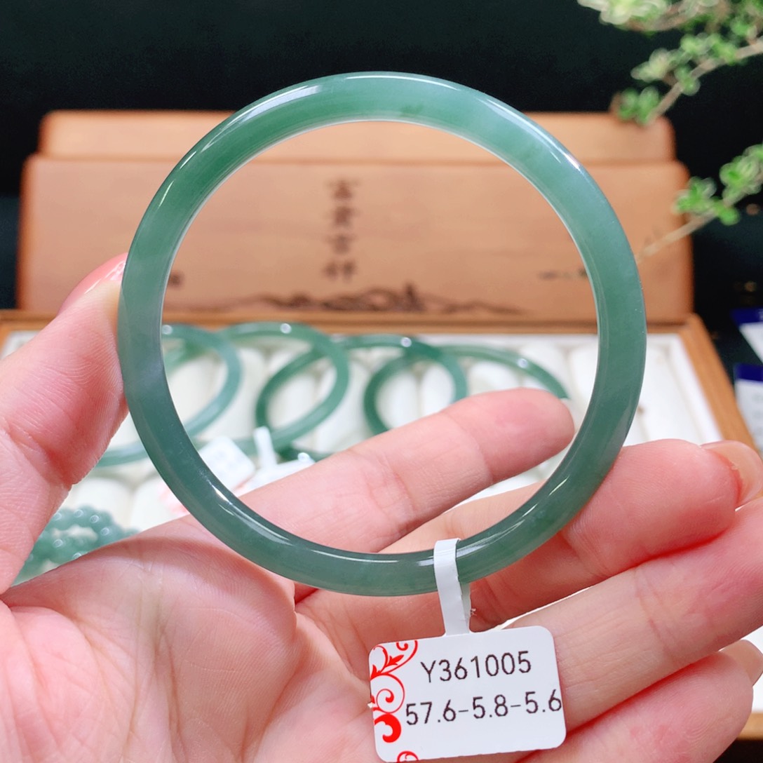 翡翠手镯未镶嵌天然