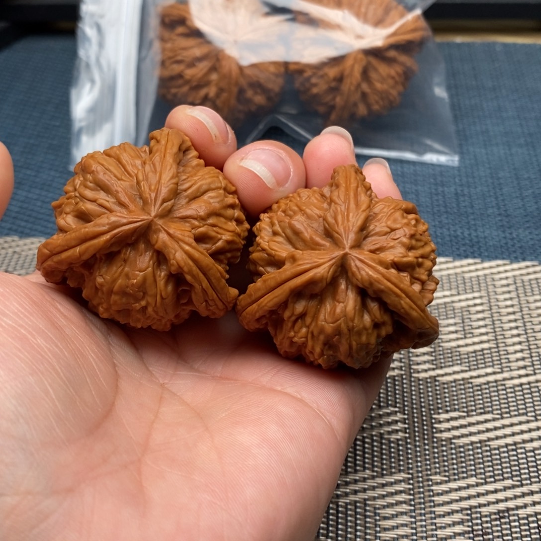 海***里文玩核桃吊坠三棱