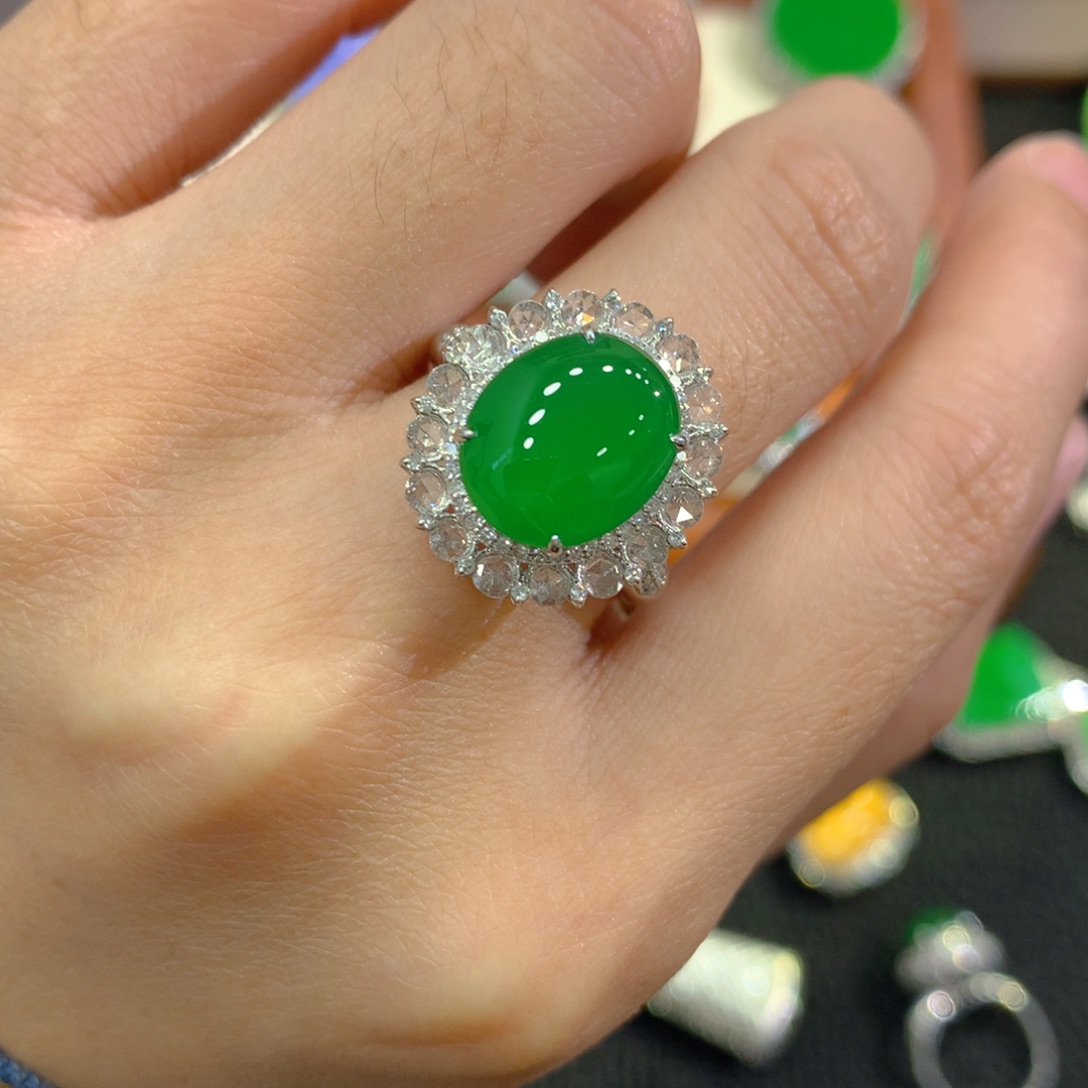 翡翠18K金镶嵌戒指蛋面