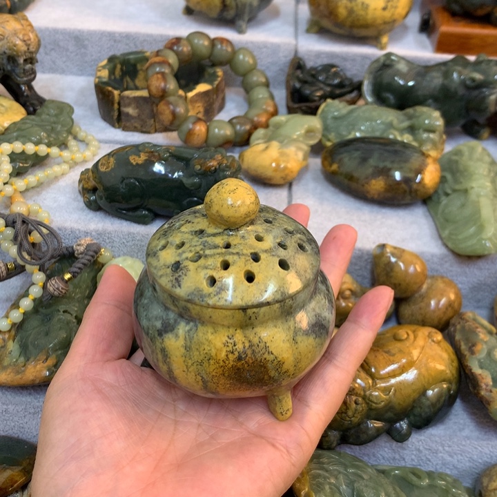 缘***们岫岩河磨玉（透闪石质玉）未镶嵌把件