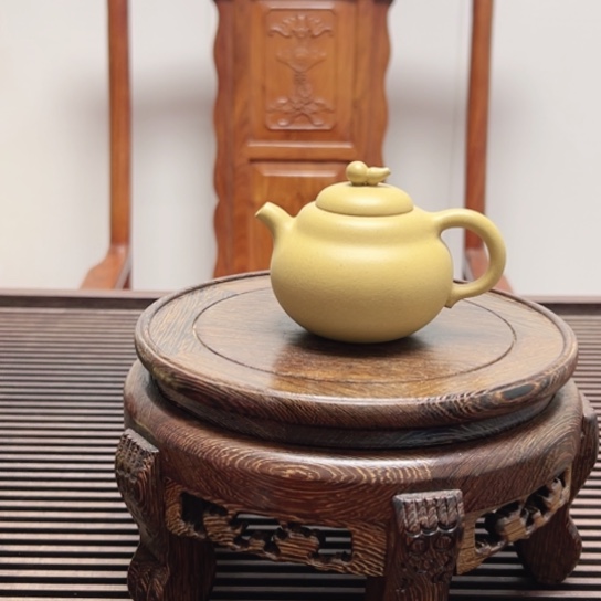 紫砂茶壶黄龙山原矿本绿半手工（150 cc）