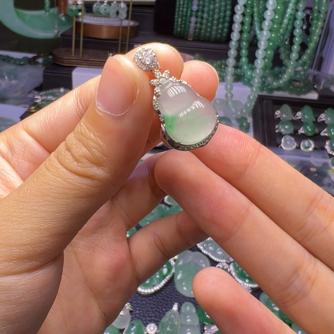 石英质玉（非洲翠）未镶嵌颈饰