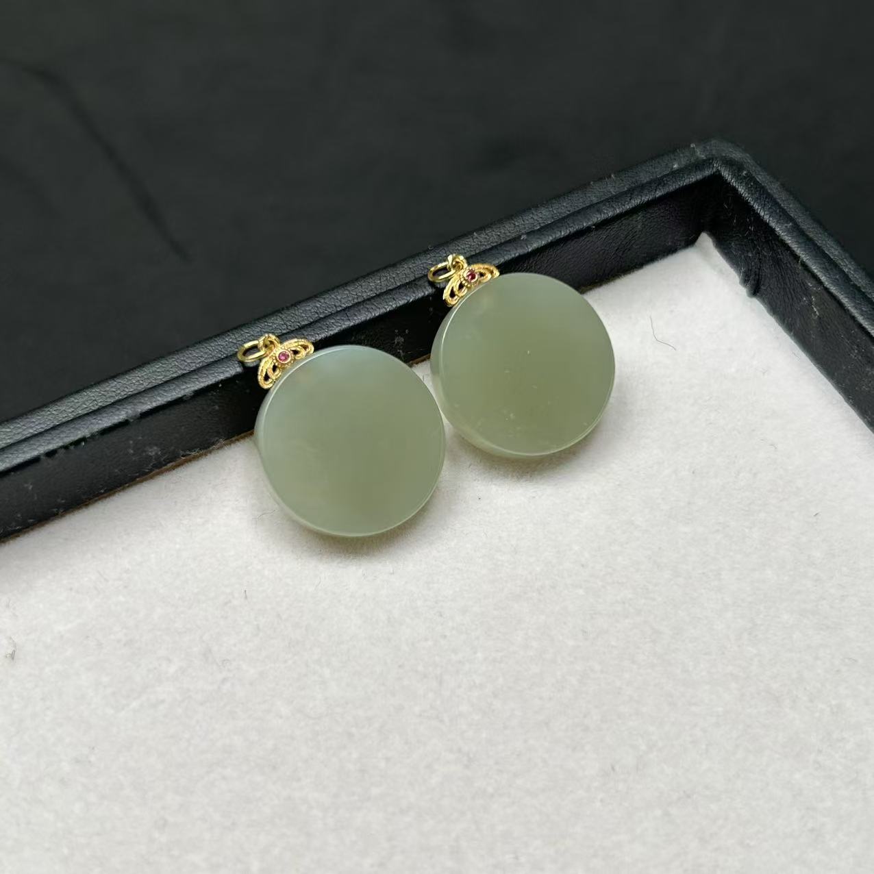 【睿泽赏宝】S925和田玉圆牌吊坠有瑕/多样性发一 20*4 KS0080212