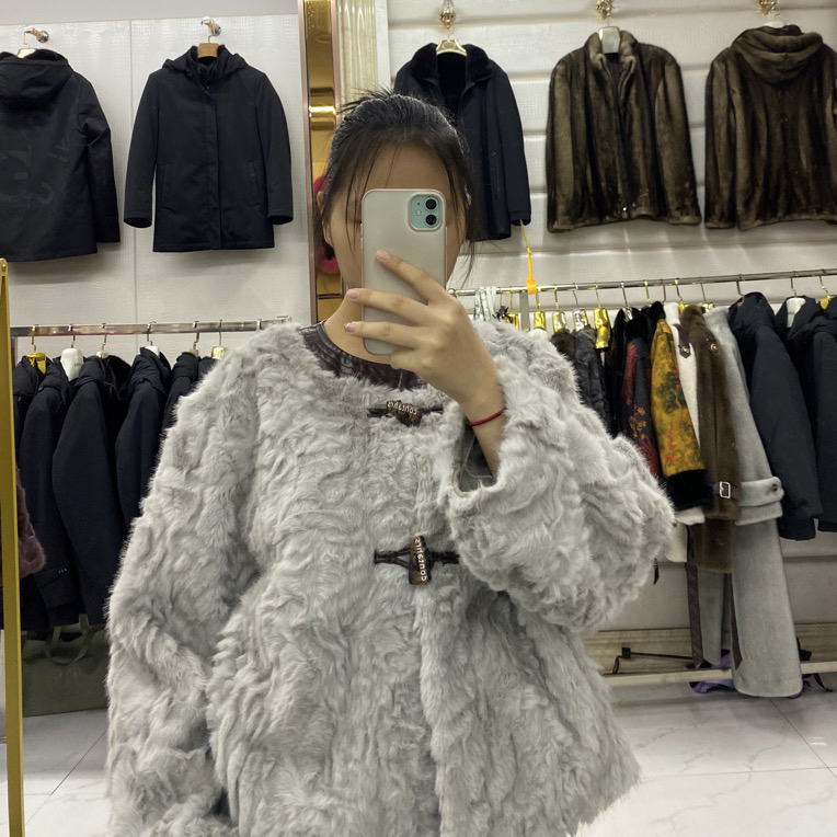 秋冬新款马蹄袖加厚绒毛一体短款外套女时尚气质款