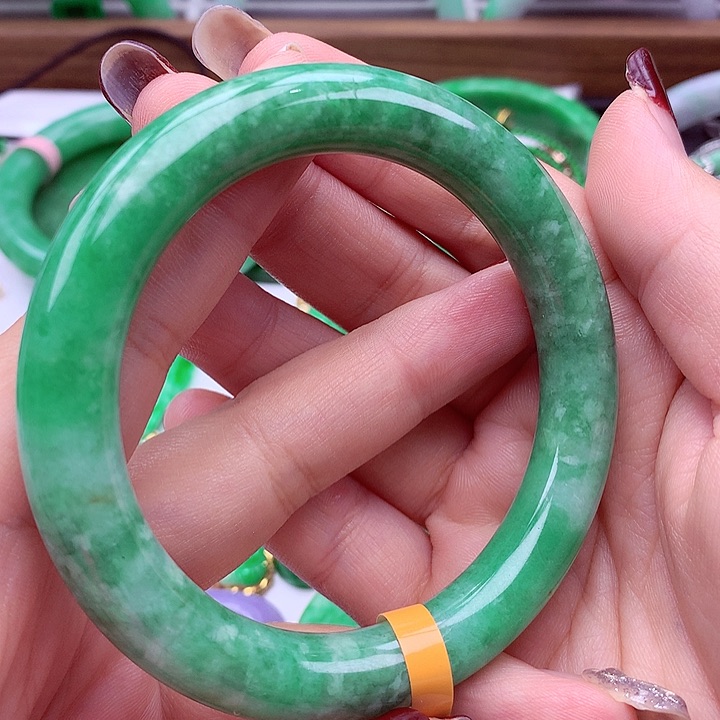 翡翠手镯未镶嵌翡翠