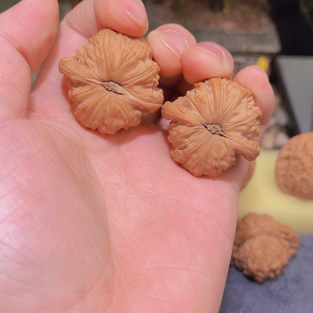 文玩核桃吊坠?**豆白狮子39