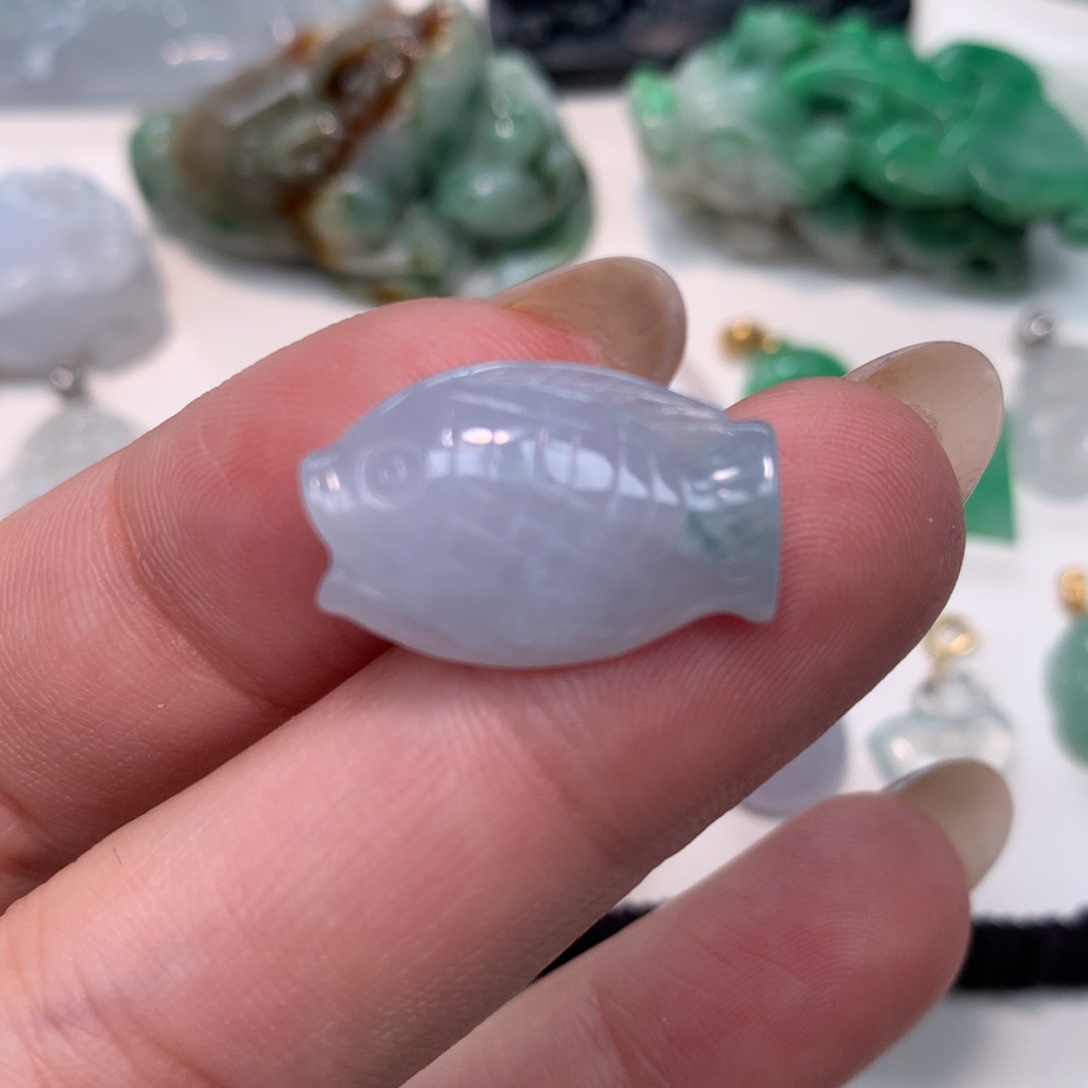 翡翠未镶嵌颈饰小鱼