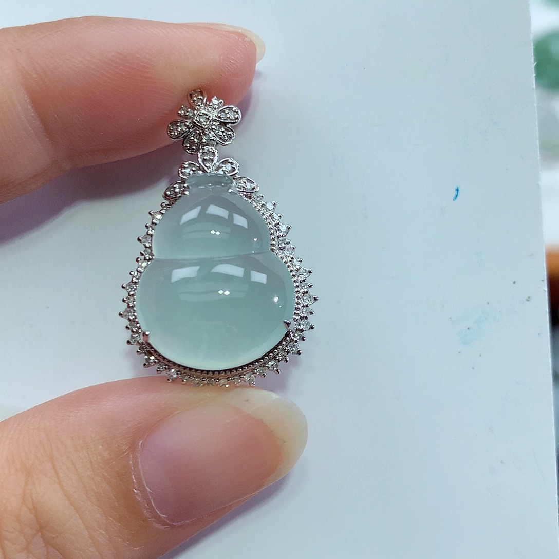 翡翠18K金镶嵌颈饰葫芦