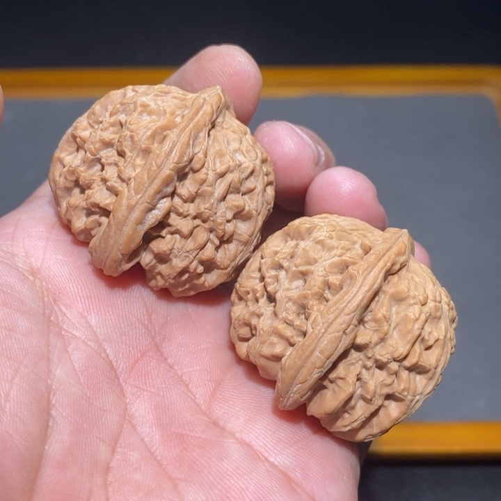 文玩核桃吊坠三角白