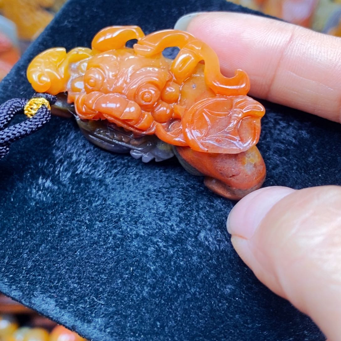 未镶嵌石英质玉（黄龙玉）颈饰