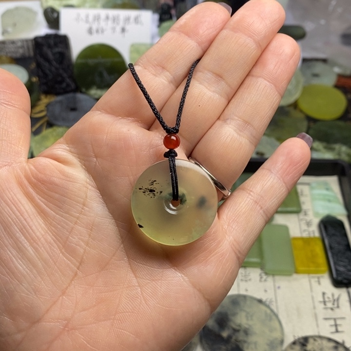 蛇纹石玉颈饰合金