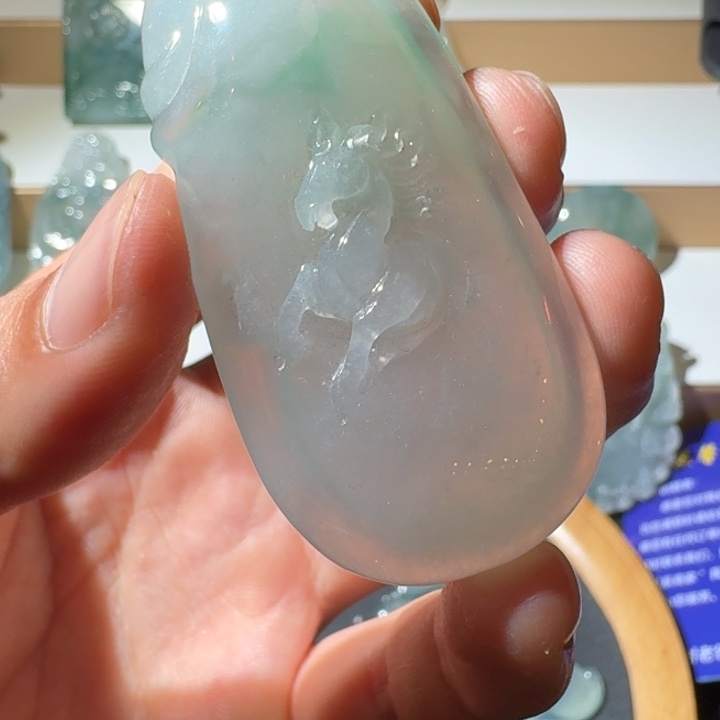 翡翠未镶嵌挂件马