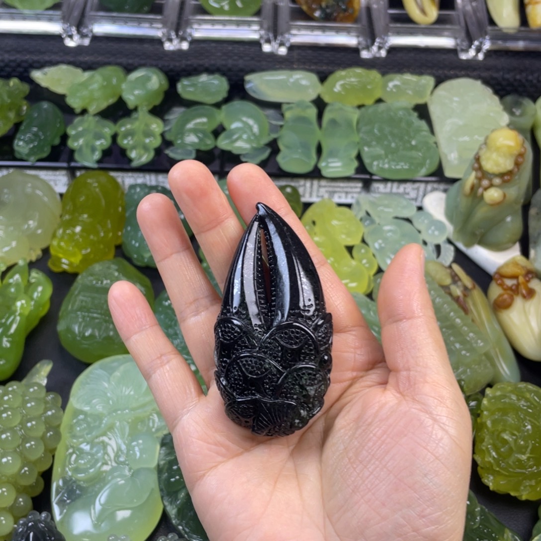 蛇纹石玉未镶嵌珠宝奇石