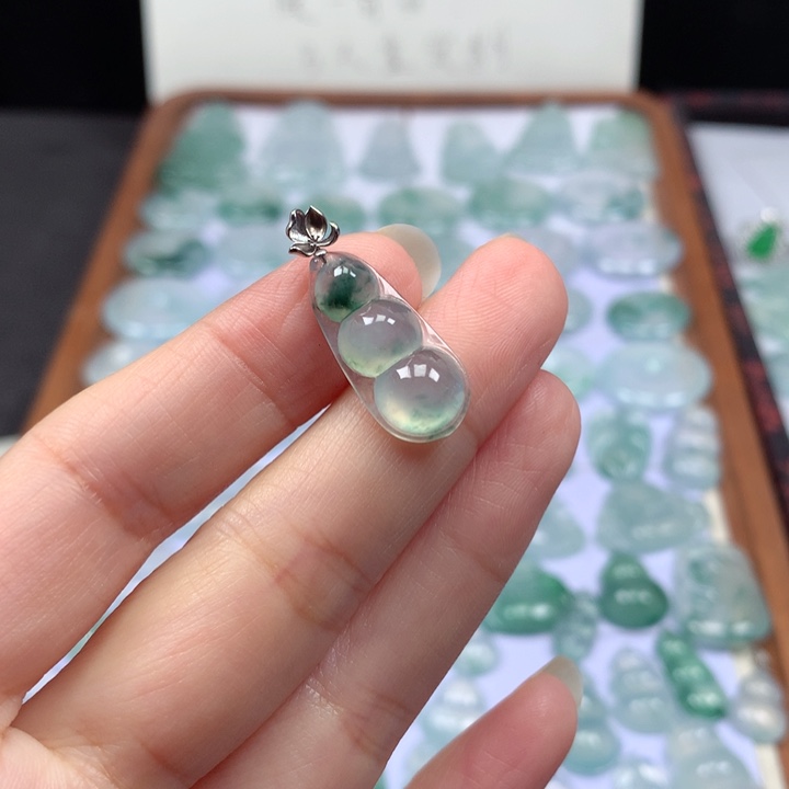 颈饰18K金镶嵌翡翠冰种飘花福豆