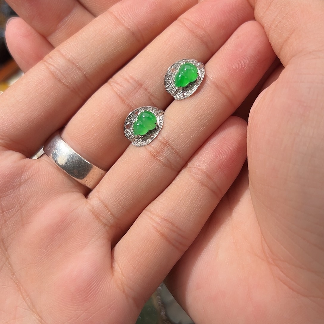 翡翠18K金镶嵌耳饰冰起光阳绿葫芦耳钉