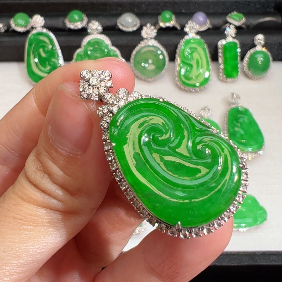 翡翠吊坠(不含链)18K金镶嵌