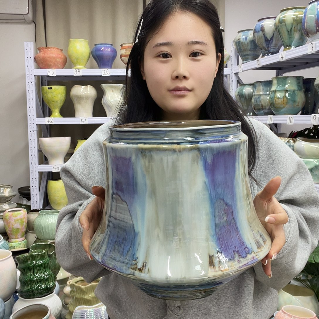 花盆的颜色也很漂亮