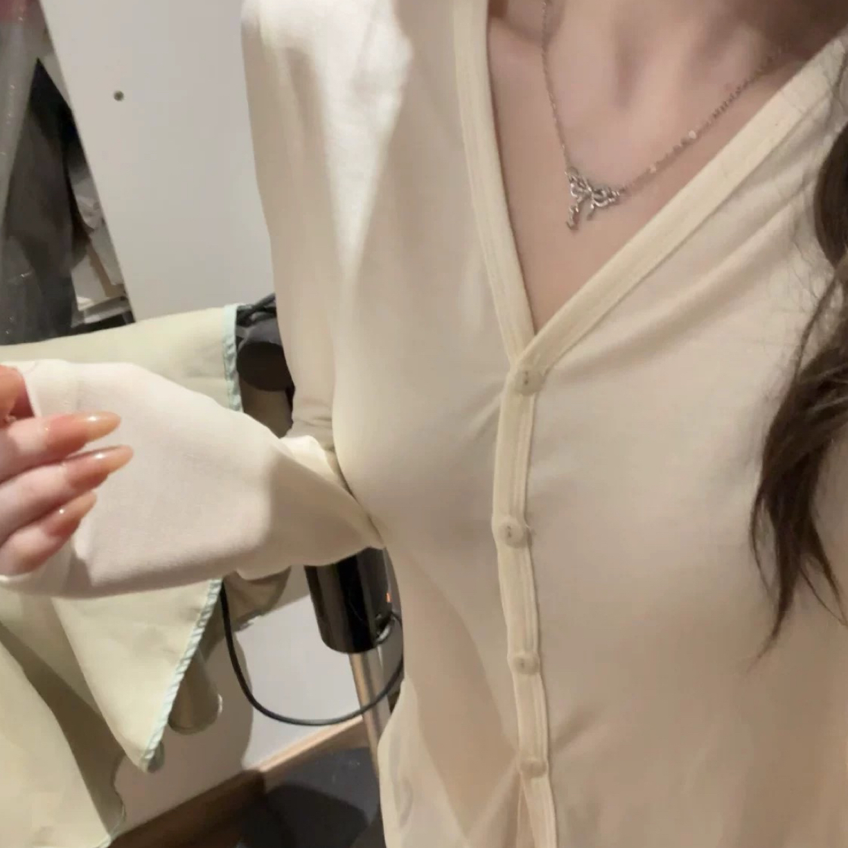 杏色纯欲风打底衫扣子V领8088