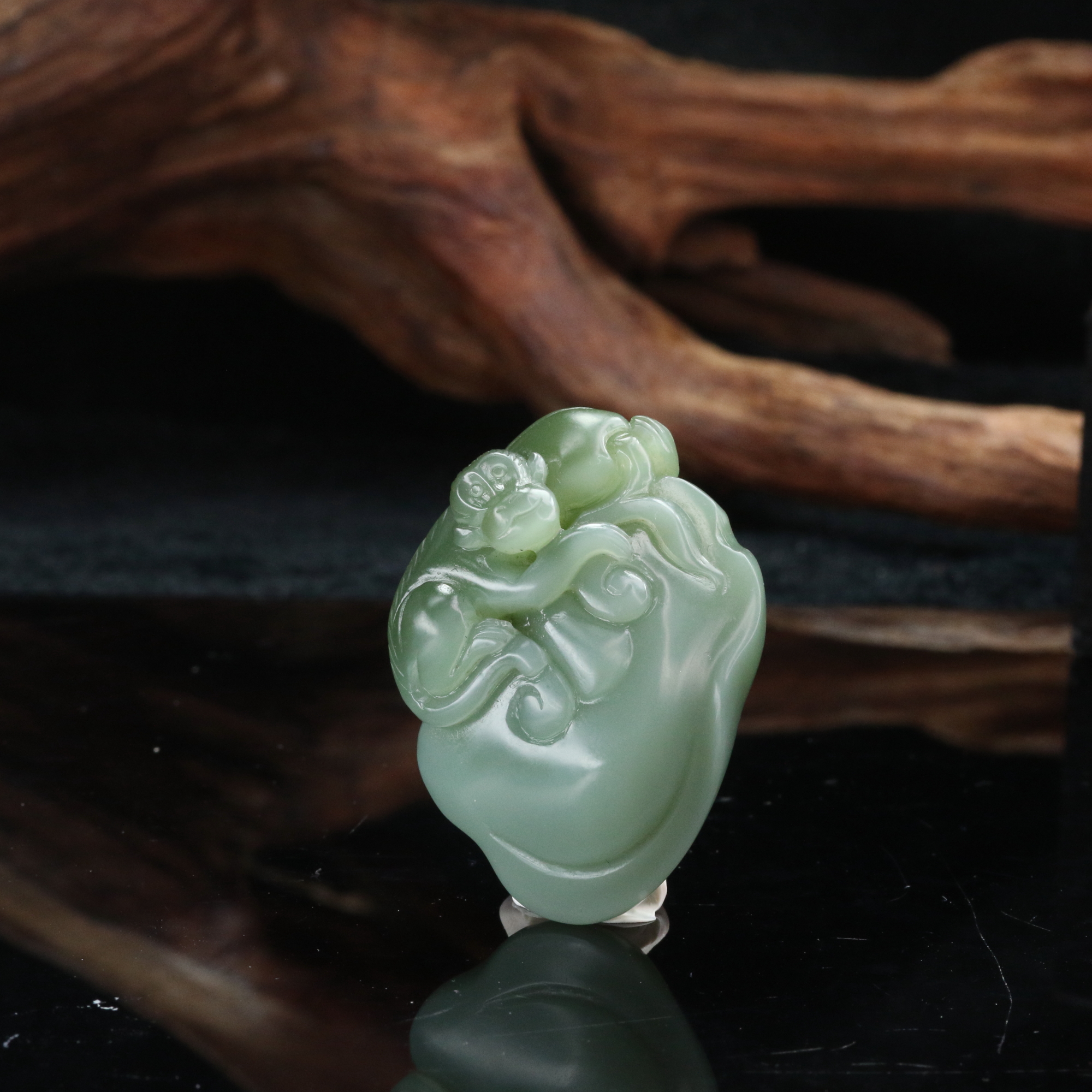 15和田玉瓷白鸭蛋青猫眼投桃报李（王占稳作）/600515北京中保拍卖