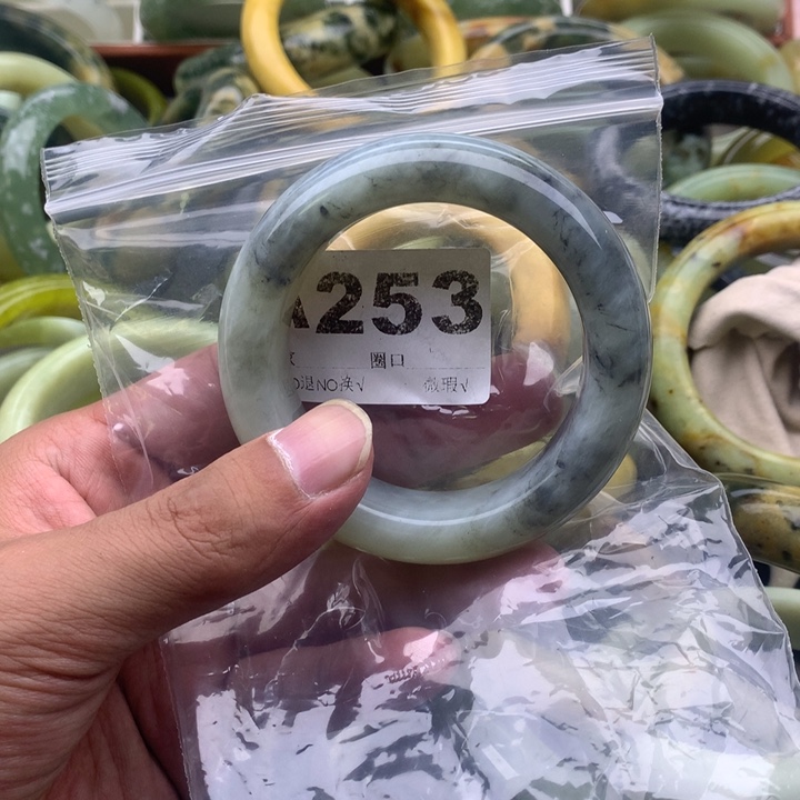 一***香未镶嵌蛇纹石玉手镯