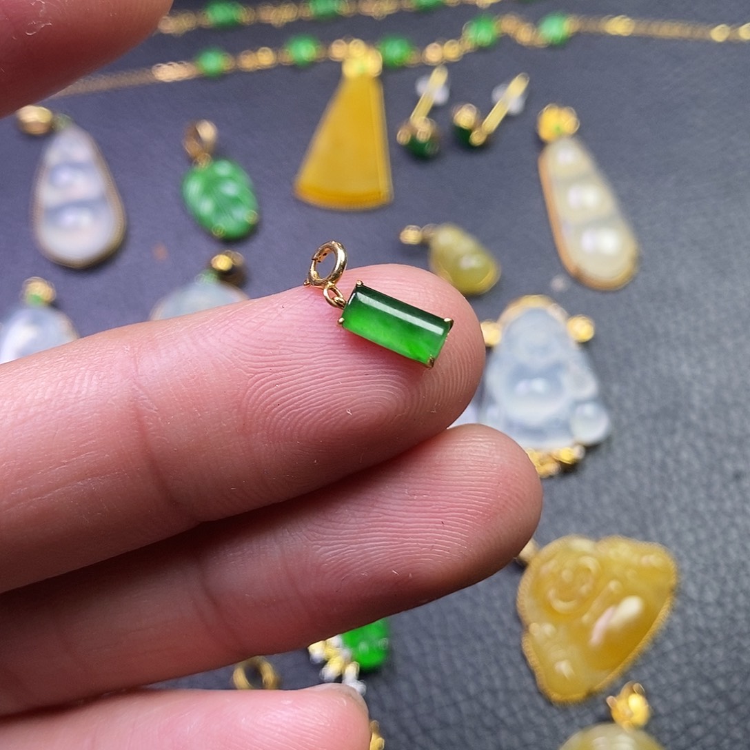 颈饰18K金镶嵌翡翠