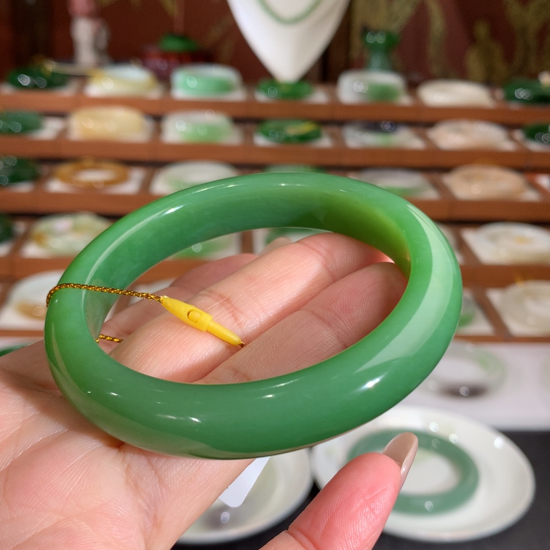 和田玉未镶嵌手镯高品质，高性价比粉绿