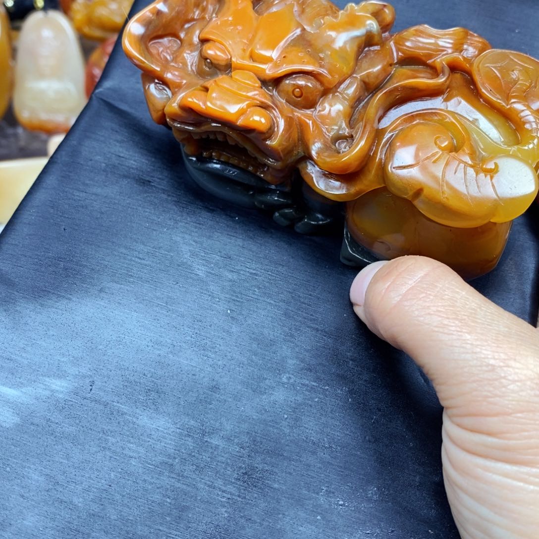 石英质玉（黄龙玉）颈饰未镶嵌