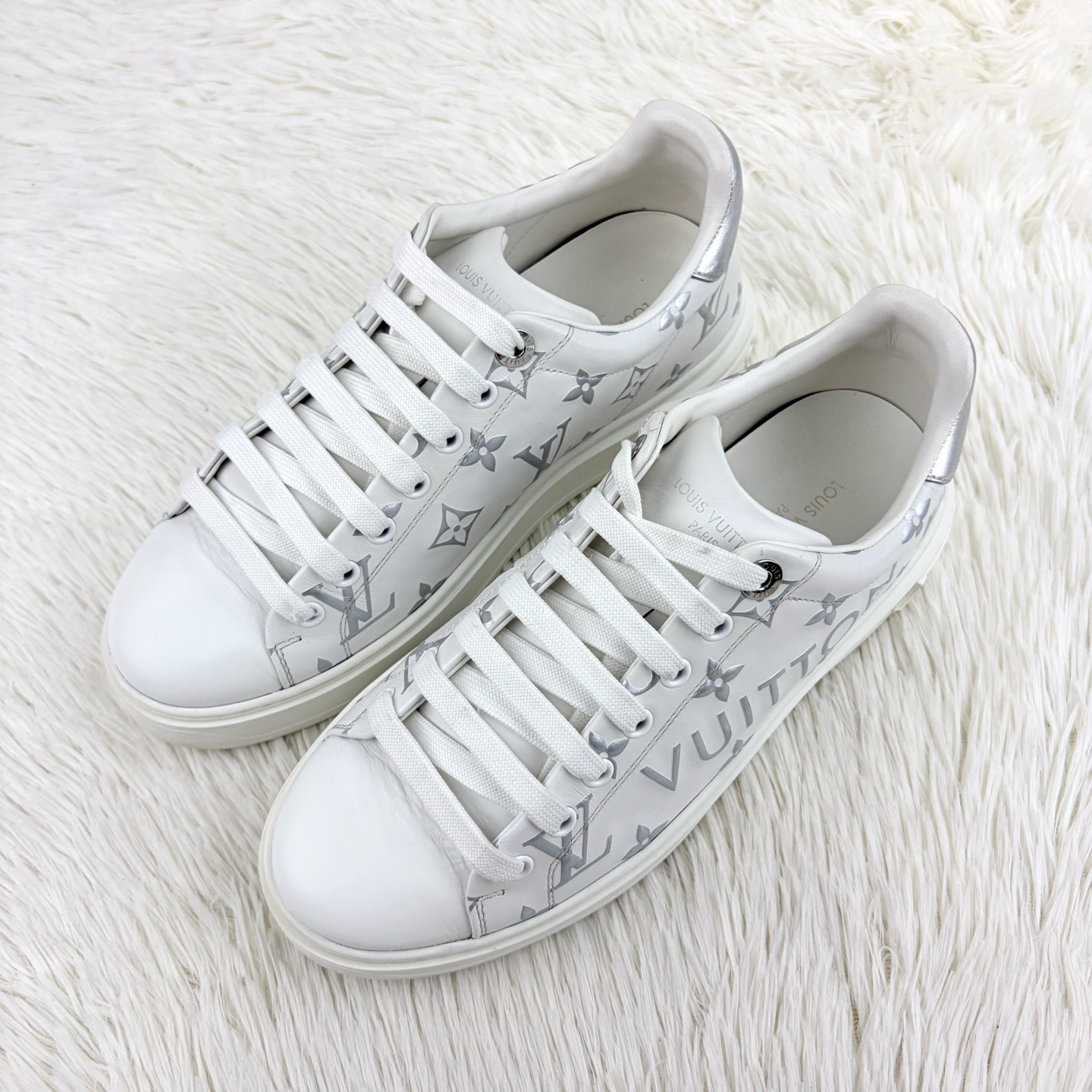 95新 LouisVuitton/路易威登 银色浮雕老花满印松糕板鞋38.5码 咩