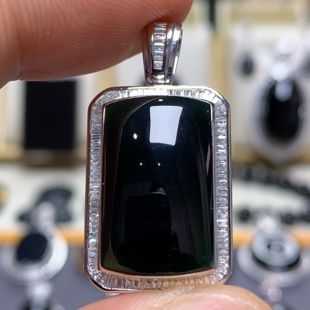 颈饰18K金镶嵌翡翠墨翠无事牌