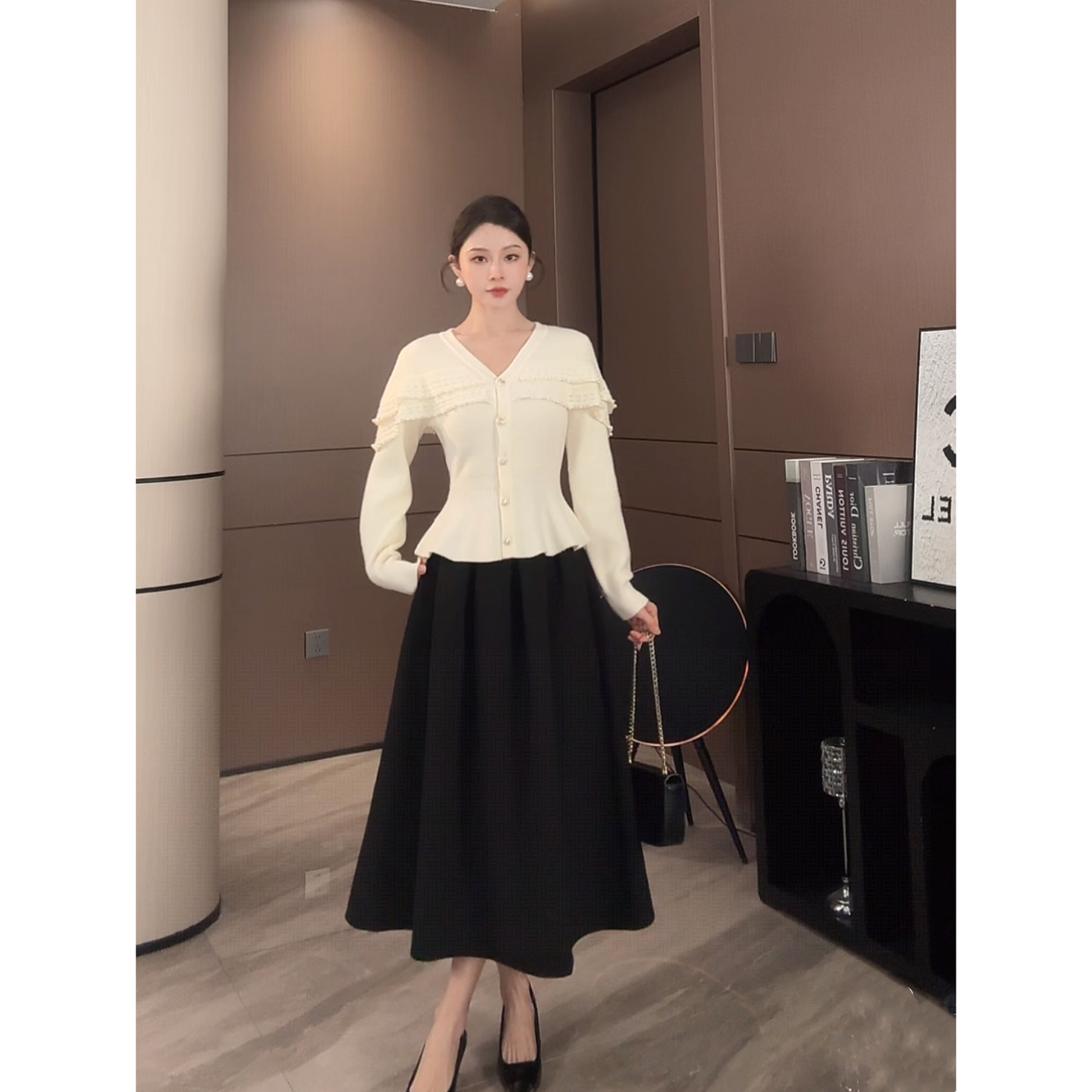 LZQ[轻奢主义]绵羊毛混纺V领斗篷披肩珍珠毛衣XMZH11074